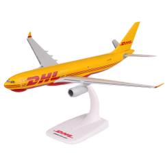 Macheta avion Airbus A330-200F DHL Aviation D-ALMA scara 1:200 Herpa 614139 - vedere 3/4 stanga fata pe suport