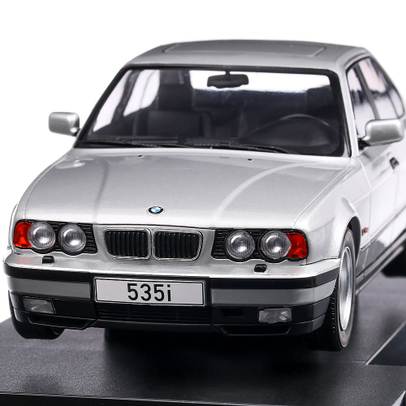 BMW Seria 5 (E34) 1992, macheta auto scara 1:18, argintiu, MCG
