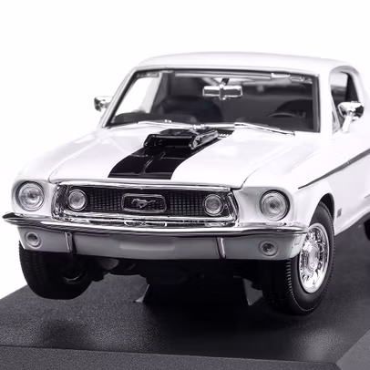 Machetă Ford Mustang GT Cobra Jet 1968 alb cu negru, scara 1:18 – vedere din fata