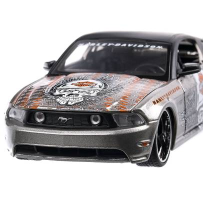 Ford Mustang GT  Harley Davidson 2011, macheta auto scara 1:24, alb cu gri, Maisto