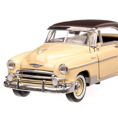Macheta auto Chevrolet Bel Air Hardtop 1950 bej cu maro 1:24 - vedere macro 3/4 fata