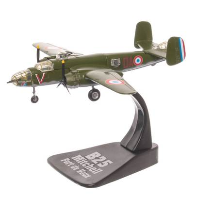 North American B-25 Mitchell FORT DE VAUX 1941, camuflaj verde, macheta avion scara 1:144, Atlas