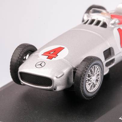 Mercedes-Benz W196 R RACING CAR #4 1954, macheta auto scara 1:43, argintiu, carcasa plexic, Magazine models