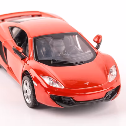 Macheta auto McLaren MP4-12C 2011 rosu scara 1:32 New Ray - vedere 3/4 dreapta fata close up