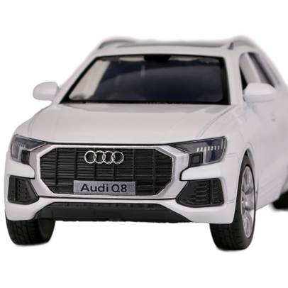 Macheta auto Audi Q8 LHD scara 1:36 alb