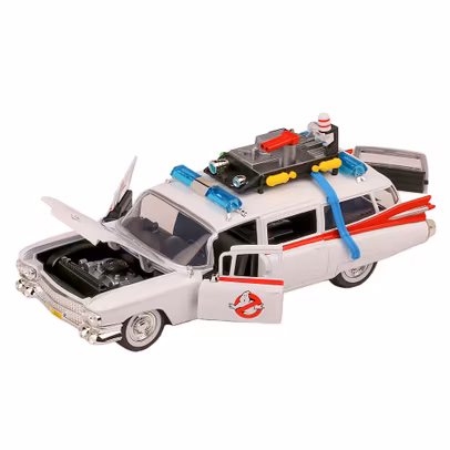 Macheta Cadillac Ecto-1 Ghostbusters 1984 alb cu rosu, scara 1:24 - vedere 3/4 stanga fata usi, capota si usa portbagaj deschise