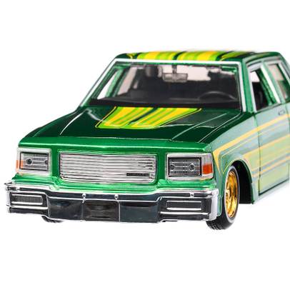 Macheta auto Chevrolet Caprice Low Rider 1987, scara 1:24, verde metalizat, Maisto