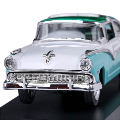 Macheta auto Ford Crown Victoria Scara 1:43 alb cu verde Magazine Models