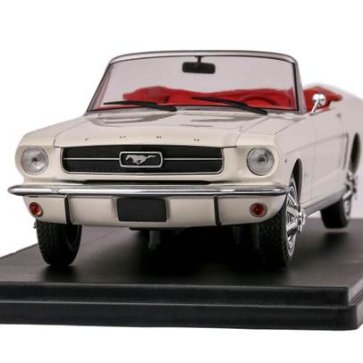 Macheta auto Ford Mustang Cabrio open 1965 alb 1:24 Magazine Models - vedere din fata