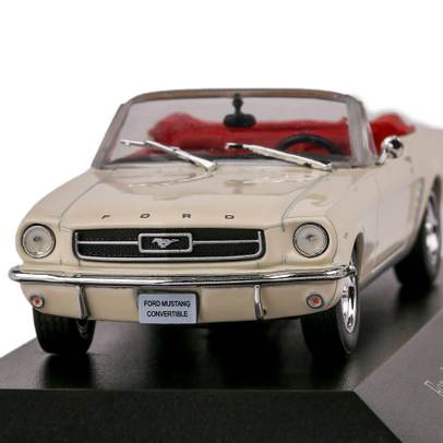 Macheta auto Ford Mustang Convertible 1965 crem 1:43