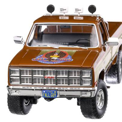 Macheta auto GMC K-2500 Sierra Grande Wideside 1982, scara 1:18, maro cu bej, GreenLight