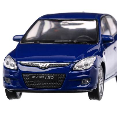Macheta auto Hyundai i30 2012 scara 1:36 albastru Welly