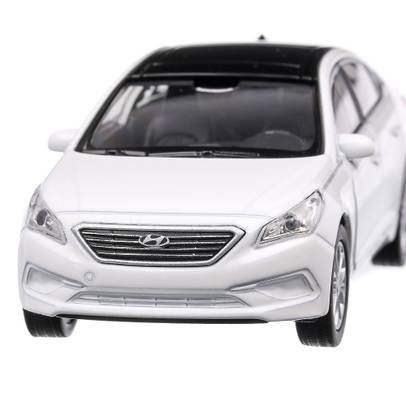 Macheta auto Hyundai Sonata 2015 scara 1:36 alb Welly