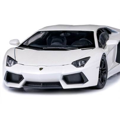 Macheta auto Lamborghini Aventador LP700-4 2011 scara 1:24 alb Welly