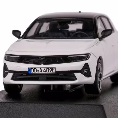 Macheta Opel Astra L Mk.VI 2022 – alb cu negru – scara 1:43 – Norev - vedere din fata