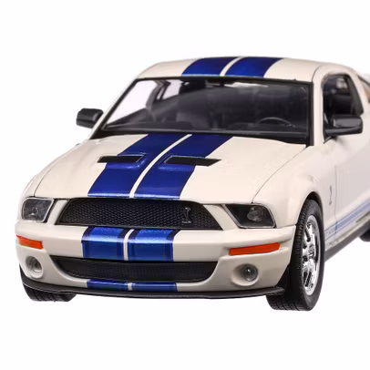 Macheta Shelby Cobra GT500 2007 Alb cu Dungi Albe 1:24 Welly - vedere din fata