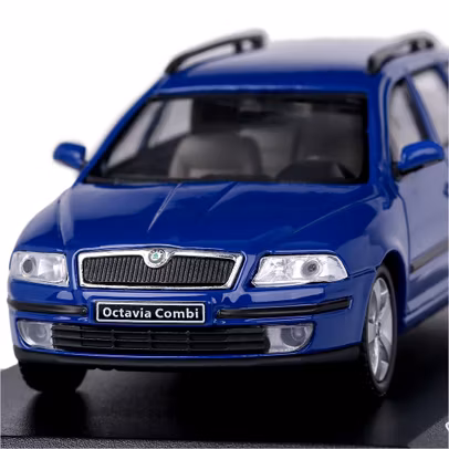 Macheta Skoda Octavia II Combi 2004 albastru metalizat, scara 1:43 - vedere 3/4 stanga fata close up