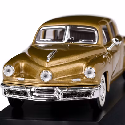 Macheta auto Tucker Torpedo 1948 scara 1:43 auriu Lucky Diecast