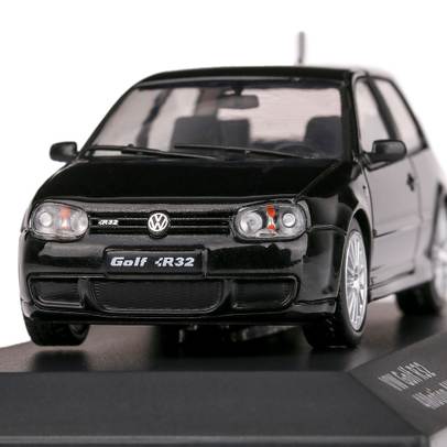 Macheta auto Volkswagen Golf 4 R32 negru 1:43