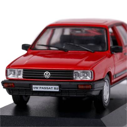 Macheta auto Volkswagen Passat B2 Scara 1:43 rosu Magazine Models