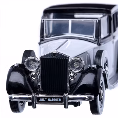 Macheta auto Wedding car 2020 scara 1:36 alb cu negru Corgi