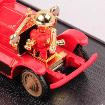 Macheta autospeciala Ahrens Fox Pumper SUA 1924 rosu scara 1:64 Magazine Models