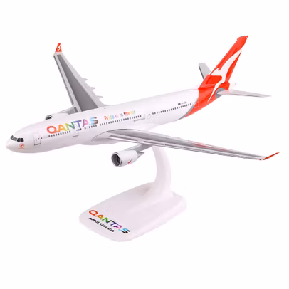Macheta avion Airbus A330-200 Qantas VH-EBL 1:200 Herpa - vedere 3/4 stanga fata