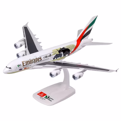 Macheta avion Airbus A380 Emirates A6-EER 1:250 Herpa Snap-Fit - vedere 3/4 stanga fata pe suport