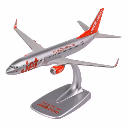Machetă avion Jet2.com Boeing 737-800 argintiu cu roșu – scară 1:200 PPC Models 223595 - vedere 3/4 stanga fata