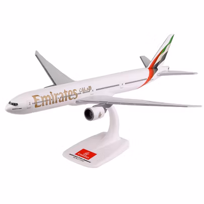 Machetă avion Emirates Boeing 777-300ER A6-EBR scară 1:200, PPC Models - vedere 3/4 stanga fata pe suport