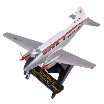 Macheta avion De Havilland Dove Dan-Air - scara 1:72, Oxford Diecast - vedere 3/4 stanga fata pe suport