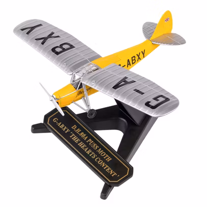 Macheta Avion de Havilland Puss Moth G-ABXY The Heart s Content 1:72 - Oxford Diecast - vedere 3/4 stanga fata pe suport