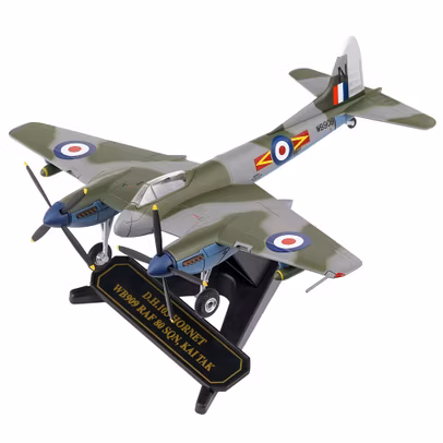 Macheta Avion de Vanatoare De Havilland Hornet F.3 WB909 RAF Kai Tak Oxford Diecast 1:72 - vedere 3/4 stanga fata pe suport