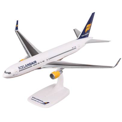 Macheta avion Icelandair Boeing 767-300 TF-ISW 1:200 PPC 223960 - vedere 3/4 stanga fata