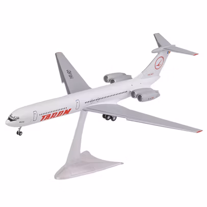 Macheta avion Ilyushin IL-62M Tarom 1985 white livery scara 1:200 Kum model