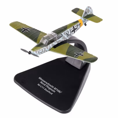 Macheta avion Messerschmitt Bf 108 Duxford - scara 1:72, Oxford Diecast - vedere 3/4 stanga fata pe suport