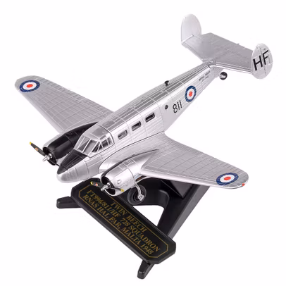 Macheta avion militar Beechcraft Twin Beech FT996 - 728 Squadron RNAS Hal Far Malta 1948 - scara 1:72, Oxford Diecast - vedere 3/4 stanga fata pe suport