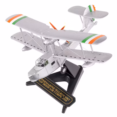 Macheta avion Supermarine Walrus N19 - Irish Air Corps - scara 1:72, Oxford Diecast - vedere 3/4 stanga fata pe suport