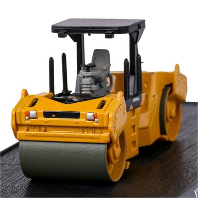 Macheta Compactor de asfalt scara 1:64 galben Magazine Models
