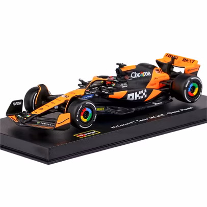 Macheta McLaren MCL38 F1 GP 2024 No.81 Piastri cu casca pilot 1:43 - vedere 3/4 fata stanga