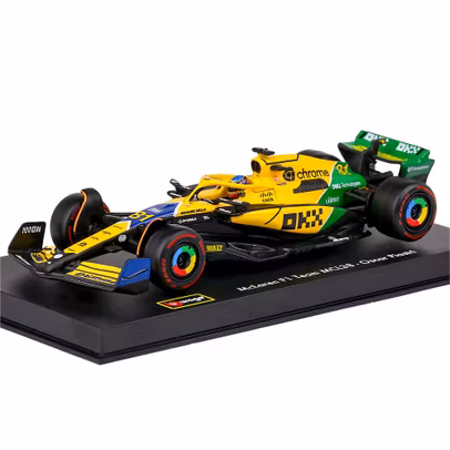 Macheta McLaren MCL38 F1 Monaco GP2024 No.81 Piastri cu casca pilot 1:43 - vedere 3/4 fata stanga