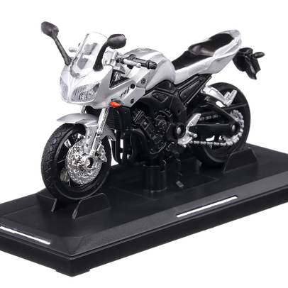 Macheta motocicleta Yamaha FZ-1 2015 scara 1:18 argintiu Motor Max