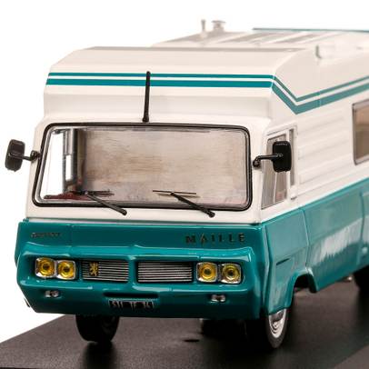 Rulota Maillet Eric 3 1977, macheta autorulota scara 1:43, alb cu bleu, IXO