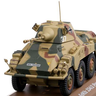 Macheta vehicul militar Sd.Kfz 234/2 Puma 1944 camuflaj verde 1:43 - vedere 3/4 stanga fata, close up