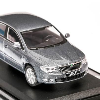 Skoda Superb II 2015, macheta auto scara 1:43, gri metalizat, vitrina plexic, Abrex