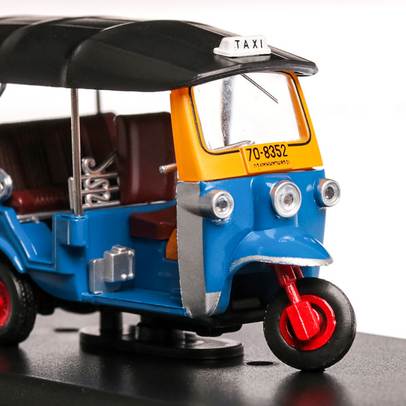 Tuk Tuk Bangkok taxi 1980, macheta auto scara 1:43, albastru cu galben, Atlas