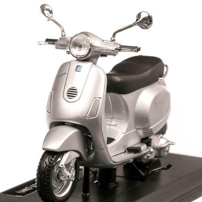Vespa LX 2005, macheta motocicleta, scara 1:18, argintiu, Maisto