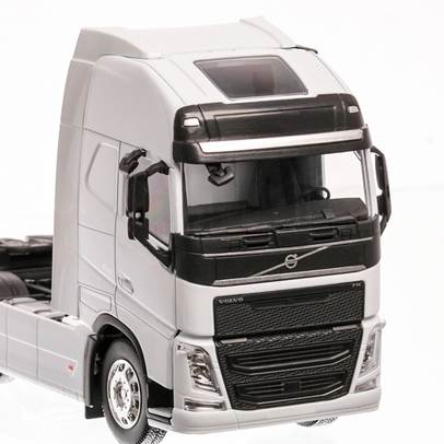 Macheta cap tractor Volvo FH12 6X4 2012, scara 1:32, alb, Welly