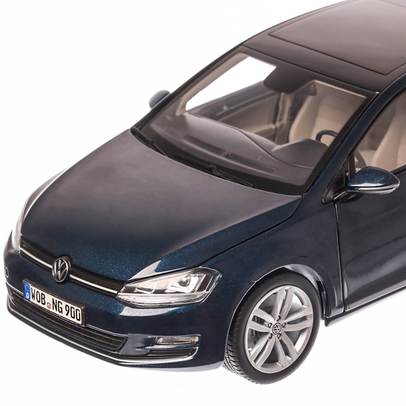 Volkswagen Golf 7  2013, macheta auto scara 1:18, albastru, cutie de carton, Norev