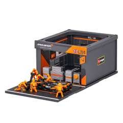 Macheta McLaren F1 MCL38 Diorama Pit Stop Lando Norris Nr.4 Sezon 2024 1:43 – cu echipaj si accesorii – Bburago